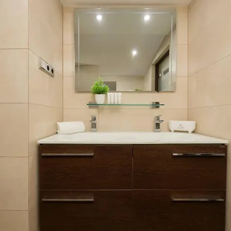 Spacious Two-bedroom In The Centre By Renters Apartment