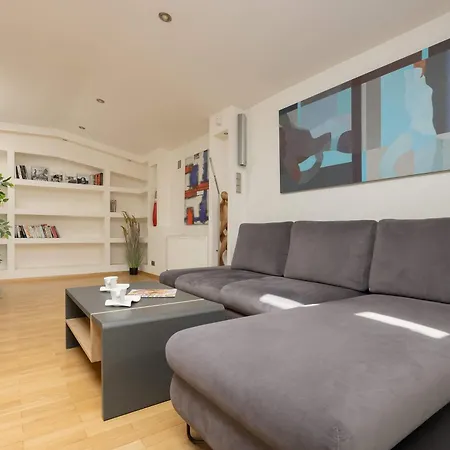 Spacious Two-bedroom In The Centre By Renters Varsovie