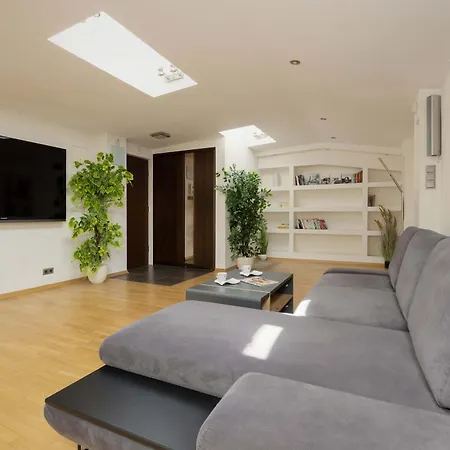 Spacious Two-bedroom In The Centre By Renters Apartment Warsaw