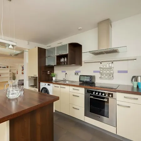 Spacious Two-bedroom In The Centre By Renters アパート