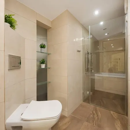 アパート Spacious Two-bedroom In The Centre By Renters ワルシャワ