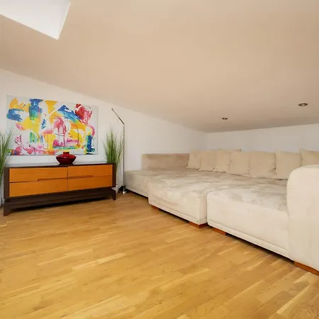 Spacious Two-bedroom In The Centre By Renters アパート